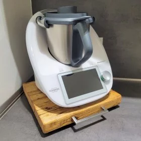 Mobile Preview: Gleitbrett / Rollbrett aus Massivholz für Thermomix, Farbe honey, mit eckigem Edelstahlgriff, in Küche mit Stein-Rückwand